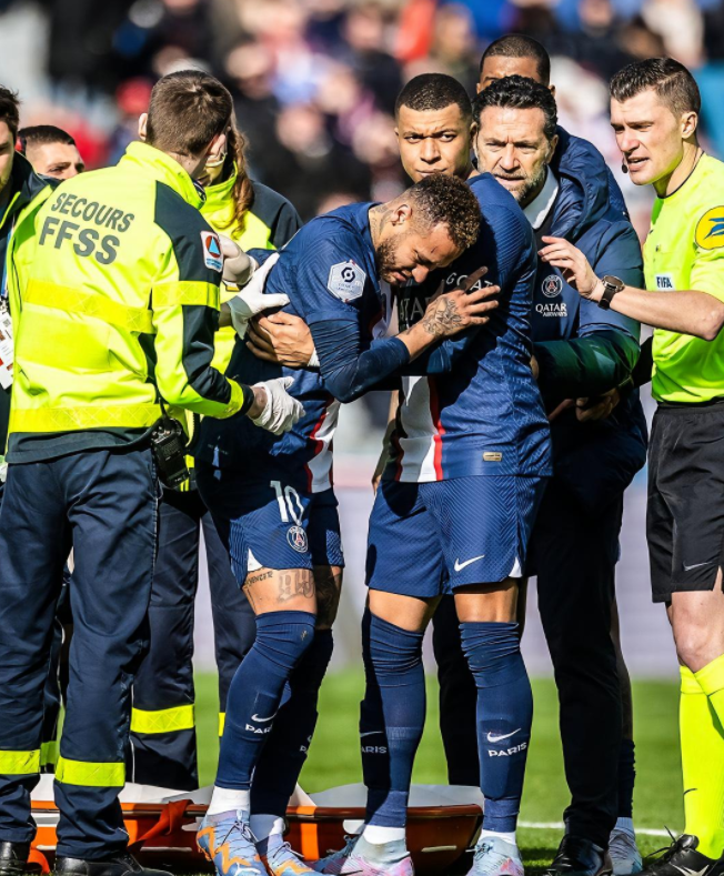 九游官网-关于重要助攻引发热议！，内马尔在拜仁比赛中夺冠赛场气氛高涨的信息